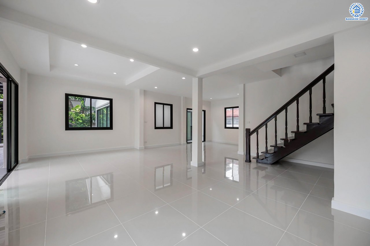 บ้านมือสองตกแต่งใหม่ คุณภาพแบรนด์ LH โครงการ ชลลดา บางบัวทอง เนื้อที่ 83 ตร.ว. ตกแต่งหรูหรา ฟังก์ชันจัดเต็ม 5 ห้องนอน 3 ห้องน้ำ จอดรถได้ 2 คัน พร้อม Facilities ครบ! บนทำเลคุณภาพ เชื่อมต่อได้หลายเส้นทาง ใกล้เซ็นทรัลเวสต์เกต และรถไฟฟ้า "สถานีบางพลู"